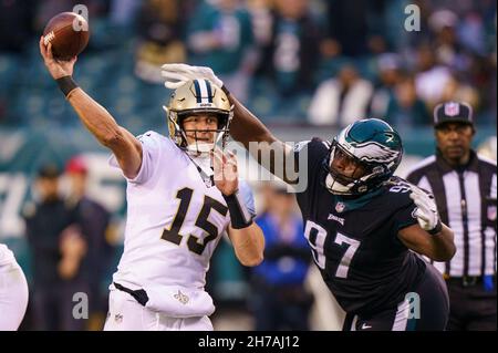 Philadelphia, Pennsylvania, USA. 21st. November 2021. New Orleans Saints Quarterback Trevor Siemian (15) wirft den Ball unter Druck von Philadelphia Eagles Defensive Tackle Javon Hargrave (97) während des NFL-Spiels zwischen den New Orleans Saints und den Philadelphia Eagles im Lincoln Financial Field in Philadelphia, Pennsylvania. Christopher Szagola/CSM/Alamy Live News Stockfoto