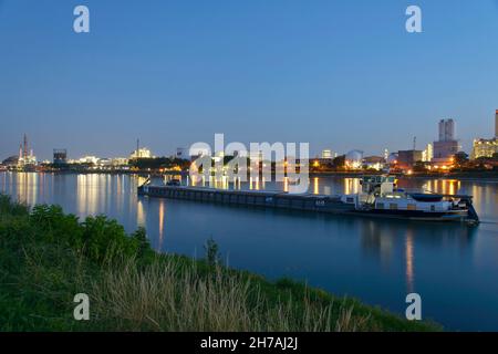 DEUTSCHLAND, RHEINLAND-PFALZ, LUDWIGSHAFEN AM RHEIN, LASTKAHN FÜR DIE NACHT AUF DEM RHEIN UND BASF-INDUSTRIEANLAGEN Stockfoto