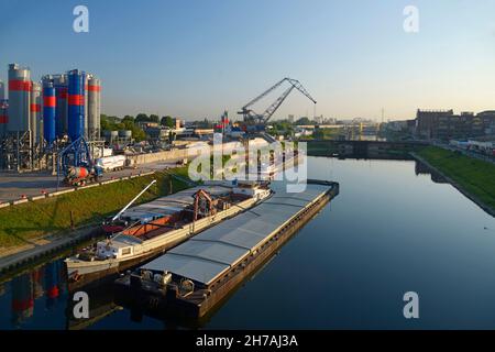 DEUTSCHLAND, BADEN-WÜRTTEMBERG, MANNHEIM, MANNHEIMER HAFEN, VERBINDUNGSKANAL, MASSENVERLADUNG IN EINEN LASTKAHN Stockfoto