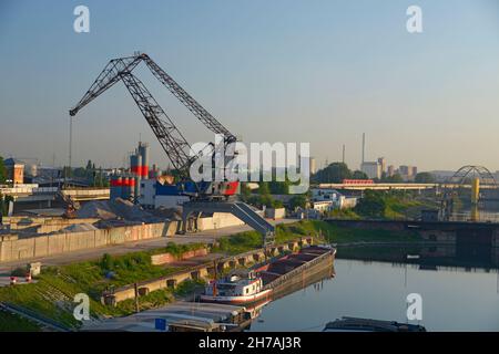 DEUTSCHLAND, BADEN-WÜRTTEMBERG, MANNHEIM, MANNHEIMER HAFEN, VERBINDUNGSKANAL, MASSENVERLADUNG IN EINEN LASTKAHN Stockfoto