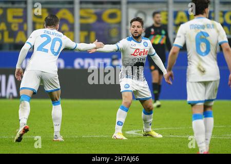 Mailand, Italien. 21st. November 2021. Dries Mertens (SSC Napoli) feiert sein Ziel mit Piotr Zielinski (SSC Napoli) während des Inter - FC Internazionale gegen SSC Napoli, italienische Fußballserie A Spiel in Mailand, Italien, November 21 2021 Quelle: Independent Photo Agency/Alamy Live News Stockfoto