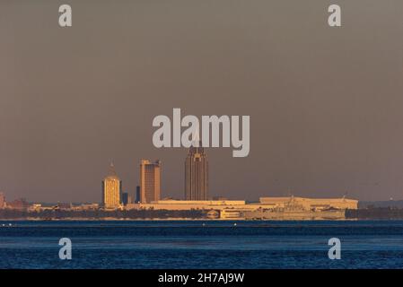 Die Skyline von Mobile, Alabama, ist vom Bayfront Park in Daphne, Alabama, aus zu sehen. Stockfoto