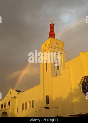 Regenbogen über einer christlichen Kirche in Los Angeles, CA Stockfoto