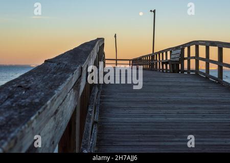 Der Mond geht über dem Pier im Bayfront Park in Daphne, Alabama, unter. Stockfoto