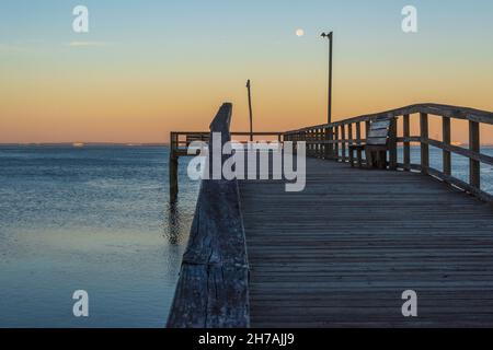 Der Mond geht über dem Pier im Bayfront Park in Daphne, Alabama, unter. Stockfoto