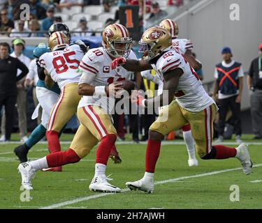 Jacksonville, Usa. 21st. November 2021. Quarterback Jimmy Garoppolo (10) gibt eine Übergabe an Runningback Jeff Wilson vor, als die 49ers am Sonntag, den 21. November 2021, auf dem TIAA Bank Field in Jacksonville, Florida, gegen die Jaguare antreten. Die 49ers besiegten die Jaguars 30-10. Foto von Joe Marino/UPI Credit: UPI/Alamy Live News Stockfoto
