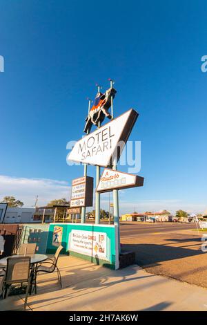 Ikonisches Motel-Safarischild auf der berühmten Route 66 Tucumcari New Mexico USA Stockfoto