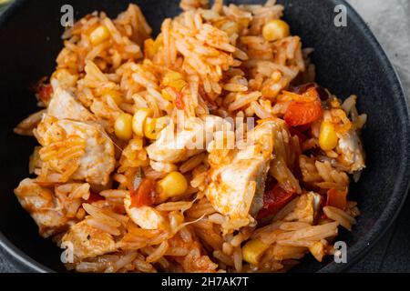 Chicken Enchiladas, serviert in Kasserolle, auf grauem Hintergrund Stockfoto