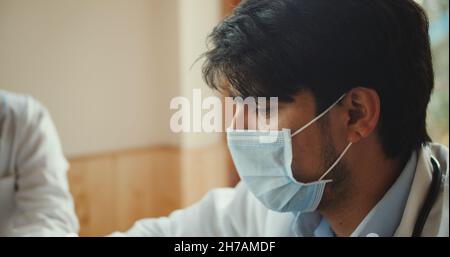 Ein Porträt eines jungen südasiatischen Mannes in einer medizinischen Maske Stockfoto