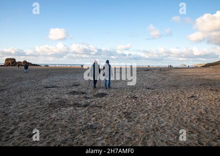 Blauer Himmel am späten Nachmittag über Perranporth Beach, Cornwall, Großbritannien Stockfoto