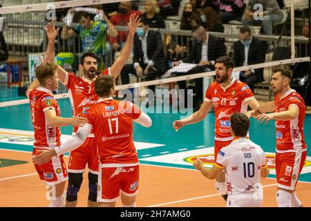 Ravenna, Italien. 21st. November 2021. Jubel Ravenna während des Consar Ravenna gegen Sir Safety Conad Perugia, Volleyball Italienische Serie A Männer Superliga Meisterschaft in Ravenna, Italien, November 21 2021 Credit: Independent Photo Agency/Alamy Live News Stockfoto