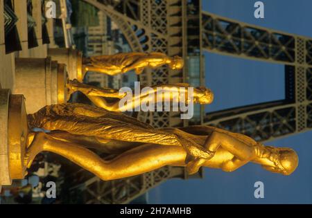 FRANKREICH. PARIS (75) 16E ARR. STATUE AUF DEM TROCADERO PLAZA UND DEM EIFFELTURM Stockfoto