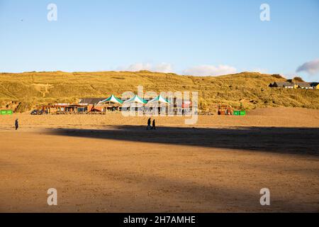 Blauer Himmel am späten Nachmittag über Perranporth Beach, Cornwall, Großbritannien Stockfoto