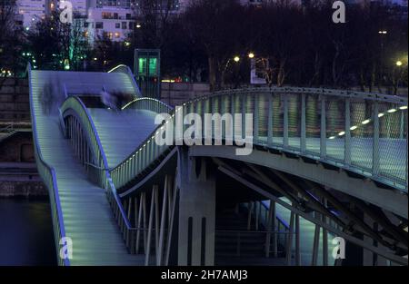 FRANKREICH. PARIS (75) 12E ARR/13E ARR.SIMONE DE BEAUVOIR FUSSGÄNGERBRÜCKE, DIE DIE BIBLIOTHEQUE FRANCOIS MITTERRAND MIT DEM GARTEN VON BERCY VERBINDET Stockfoto