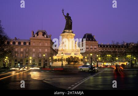 FRANKREICH. PARIS (75) 10E ARR. EINE STATUE, REPUBLIQUE PLAZA Stockfoto