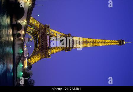 FRANKREICH. PARIS (75) 7E ARR. LA TOUR EIFFEL ET LE PONT D'IENA - ECLAIRAGE DE NUIT REALISE PAR PIERRE BIDEAU, DROITS DE REPRODUCTION PREALABLES Stockfoto