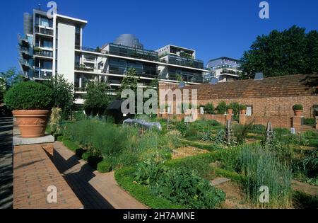 FRANKREICH. PARIS (75) 12E ARR. JARDIN DE BERCY : POTAGER ET IMMEUBLE D'HABITATION Stockfoto