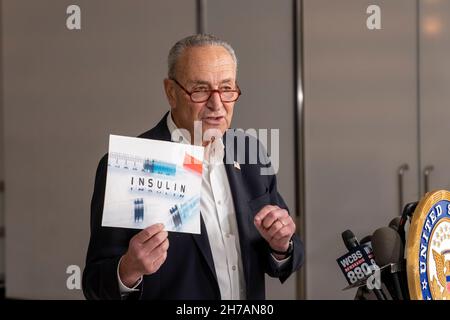 NEW YORK, NY – 21. NOVEMBER: Der Mehrheitsführer des Senats, US-Senator Chuck Schumer (D-NY), spricht auf einer Pressekonferenz über die Bedeutung der Senkung der Insulinpreise und die Ablehnung der GOP gegen den Plan „Build Back Better“ am 21. November 2021 in New York City. Kredit: Ron Adar/Alamy Live Nachrichten Stockfoto