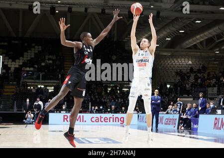 Während der Serie A1 italienischen LBA Basketball-Meisterschaft Spiel Segafredo Virtus Bologna vs. Happycasa Brindisi in der Segafredo Arena - Bologna, 21. November 2021 - Foto: Michele Nucci Stockfoto