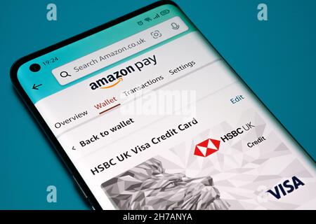 HSBC UK VISA-KREDITKARTE, die im Amazon Pay-Bereich der Amazon Shopping-App als wichtigste Zahlungsmethode angesehen wird. Konzept. Stafford, Großbritannien, 21. November 202 Stockfoto