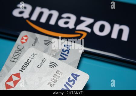 HSBC UK VISA-KREDITKARTEN auf dem Smartphone mit Amazon-Logo. Konzept. Stafford, Großbritannien, 21. November 2021. Stockfoto