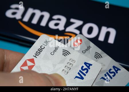 HSBC UK VISA-KREDITKARTEN auf dem Smartphone mit Amazon-Logo. Konzept. Stafford, Großbritannien, 21. November 2021. Stockfoto