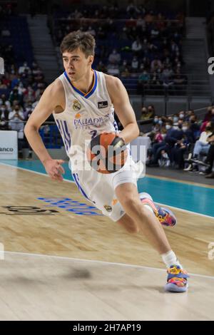 Madrid, Spanien. 21st. November 2021. Juan Nuñez beim Real Madrid Sieg über Coosur Real Betis (71 - 48) in der Liga Endesa regulären Saison (Tag 11) gefeiert in Madrid (Spanien) im Wizink Center. November 21th 2021. (Foto von Juan Carlos García Mate/Pacific Press) Quelle: Pacific Press Media Production Corp./Alamy Live News Stockfoto