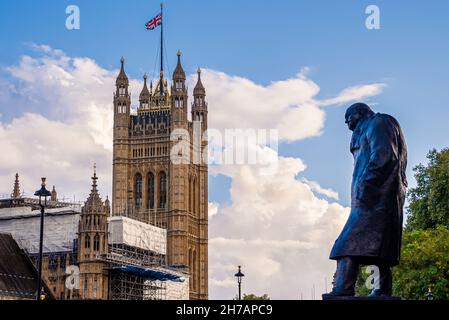 Statue von Sir Winston Churchill mit Blick auf die Houses of Parliament in London. Stockfoto