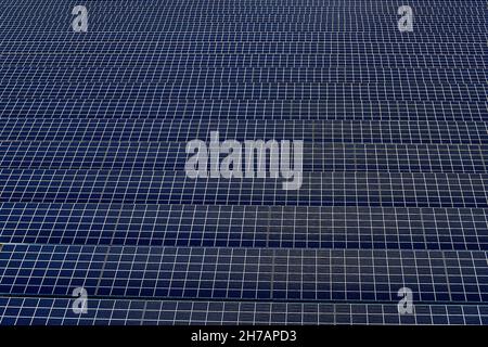 Luftaufnahme einer Gruppe von Photovoltaik-Panels auf dem Feld in norddeutschland, europa Stockfoto