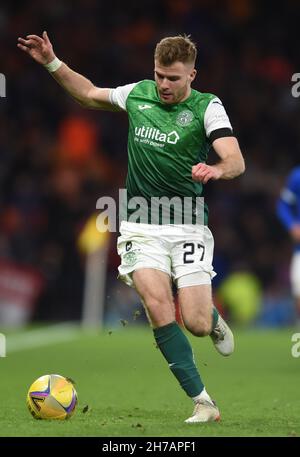 Glasgow, Großbritannien. 21st. November 2021. Chris Cadden von Hiberniandbeim Scottish League Cup Spiel im Hampden Park, Glasgow. Bildnachweis sollte lauten: Neil Hanna/Sportimage Kredit: Sportimage/Alamy Live News Stockfoto