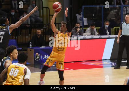 Cremona, Italien. 21st. November 2021. Davide Moretti (Carpegna Prosciutto Pesaro) al tiro durante Vanoli Basket Cremona vs Carpegna Prosciutto Pesaro, Campionato di Basket Serie A in Cremona, Italia, 21 novembre 2021 Credit: Independent Photo Agency/Alamy Live News Stockfoto