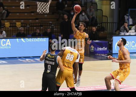 Cremona, Italien. 21st. November 2021. Davide Moretti (Carpegna Prosciutto Pesaro) al tiro da Centro area durante Vanoli Basket Cremona vs Carpegna Prosciutto Pesaro, Campionato di Basket Serie A in Cremona, Italia, 21 novembre 2021 Credit: Independent Photo Agency/Alamy Live News Stockfoto