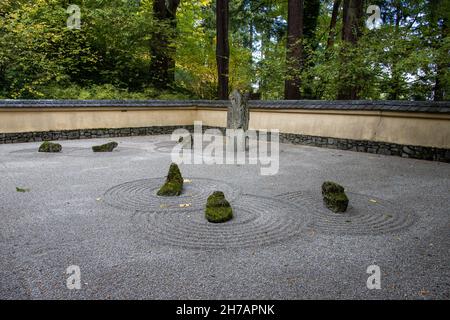 Steine in Moos auf dem Sand mit einem Muster. Entspannen, Zen, Meditation, Harmonie Stockfoto