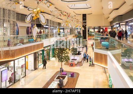 Weihnachtsschmuck in Queensgate Shopping Centre, Long Causeway, Peterborough, Cambridgeshire, England, Vereinigtes Königreich Stockfoto