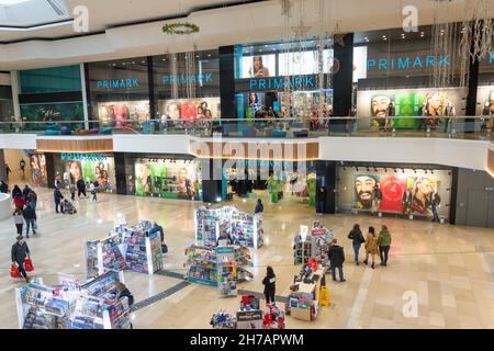 Primark Modegeschäft im Queensgate Shopping Centre, Long Causeway, Peterborough, Cambridgeshire, England, Vereinigtes Königreich Stockfoto