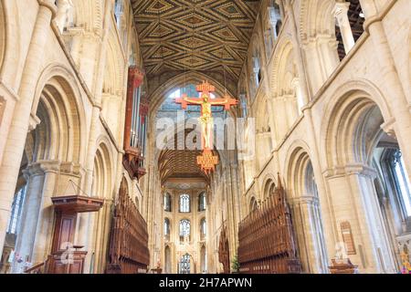 Innenschiff und Altar der Peterborough Cathedral, Peterborough, Cambridgeshire, England, Vereinigtes Königreich Stockfoto