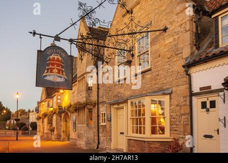 15th. Jahrhundert The Bell Inn in der Abenddämmerung, High Street, Stilton, Cambridgeshire, England, Vereinigtes Königreich Stockfoto