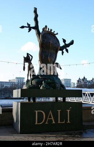 London, England - 20 2007. Januar: Salvador Dali Statue der schmelzenden Uhr am Ufer nahe dem Eingang zum London Eye. Stockfoto