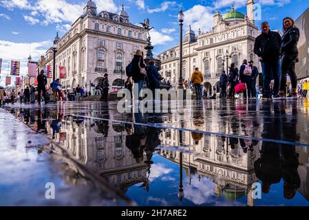 Menschen und Verkehr im Picadilly Circus in London nach dem Regen. Stockfoto