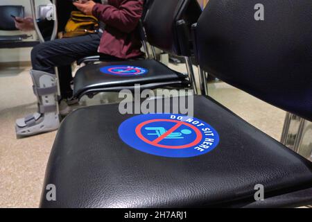 Toronto, Ontario, Kanada - 11/18/2021: Soziale Distanz Konzept. Halten Sie Abstand zwischen jedem Stuhl getrennt für soziale Distanzierung ( indoor auf der Fr. Stockfoto