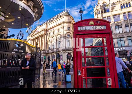 London, England - die legendäre britische alte rote Telefonbox Stockfoto