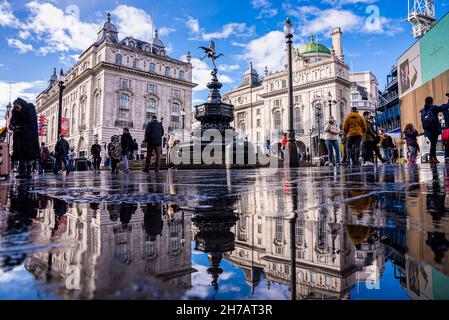 Menschen und Verkehr im Picadilly Circus in London nach dem Regen. Stockfoto