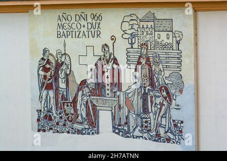 Gniezno, Polen - 09. August 2021. Die Primatial Kathedrale Basilika der Himmelfahrt der seligen Jungfrau Maria und Schrein von St. Adalbert - Details Stockfoto