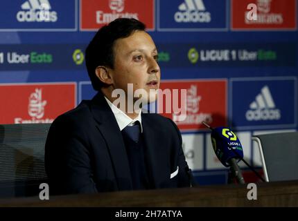 Der Präsident von Olympique de Marseille, Pablo Longoria, antwortet den Medien während einer Pressekonferenz, nachdem das Spiel nach wenigen Minuten gestoppt wurde, als Dimitri Payet von OM eine Plastikwasserflasche auf den Kopf bekam, die vom OL kop während des Fußballspiels Ligue 1 in Frankreich geworfen wurde Olympique Lyonnais (OL) und Olympique de Marseille (OM) am 21. November 2021 im Groupama-Stadion in Decines-Charpieu bei Lyon, Frankreich - Foto Jean Catuffe / DPPI Stockfoto