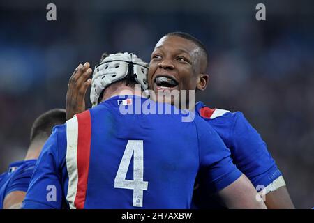 Cameron Woki (#7) feiert mit seinem Teamkollegen Thibaud Flament bei einem Spiel zwischen Frankreich und Argentinien bei den Rugby Autumn Internationals 2021 am Freitag, den 6. November 2021. Frankreich besiegte Argentinien mit 29:20. (Jiro Mochizuki / Bild des Sports) Stockfoto