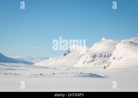 Im April liegt der schneebedeckte Kungsleden-Trail zwischen Salka und Singi auf dem Weg zur Bergstation Kebnekaise. Stockfoto