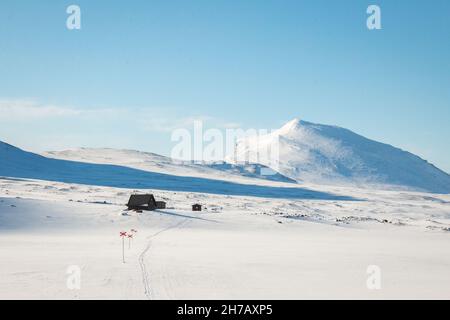 Eine Nothütte am Kungsleden Trail zwischen Salka und Kebnekaise, schneebedeckt, Anfang April 2021 Stockfoto