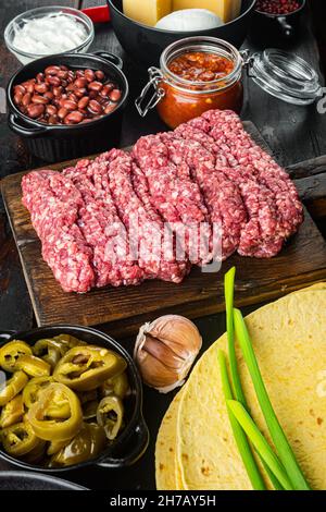 Zutaten für mexikanische Quesadilla mit Salsa-Sauce, auf altem dunklen Holztisch Hintergrund Stockfoto