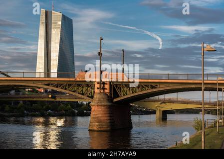 Die Flosserbrücke und das EZB-Gebäude in Frankfurt am Main, Juli 2017 Stockfoto