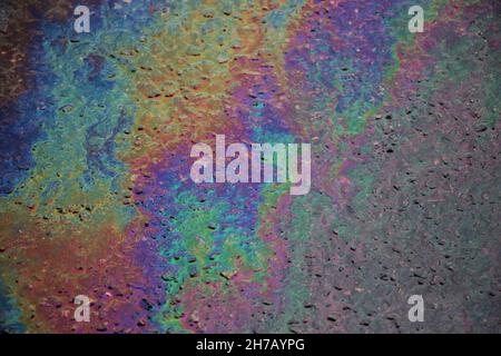 Oelteppich auf Asphaltstraße Hintergrund oder Textur Stockfoto